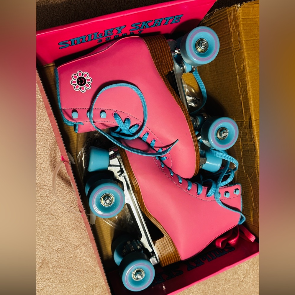 Smiley Skate |
Quad Rollers | Color: Blue/Pink | Size: 9